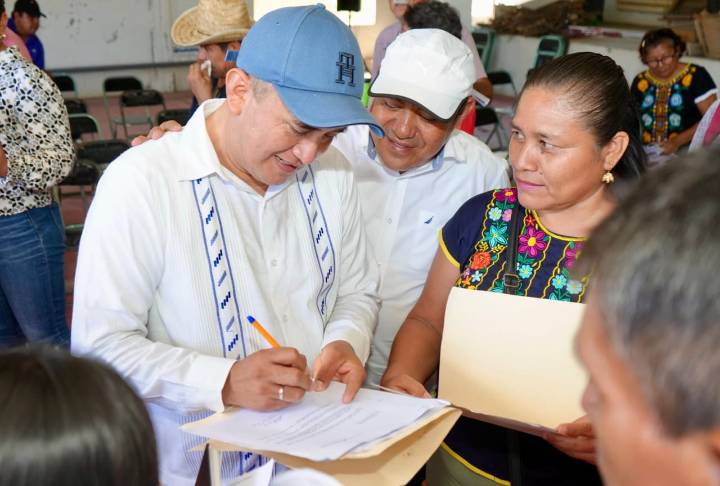 Visita Nino Morales colonias de Salina Cruz