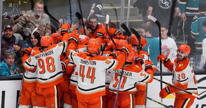 Leo Carlsson scores in overtime as Ducks beat Sharks in a comeback stunner