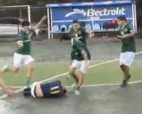 Golpiza en partido de futbol deja a joven con esguince cervical