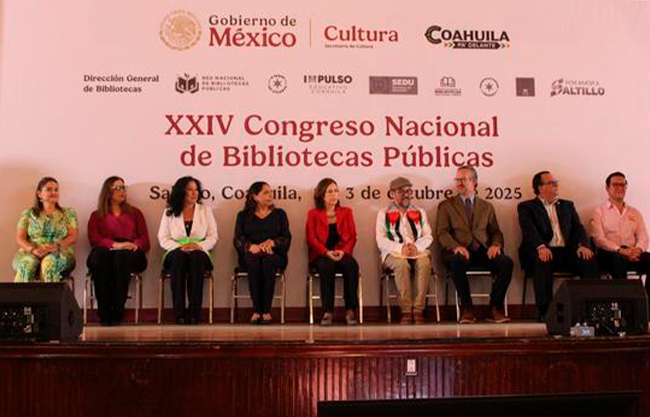 Recorren bibliotecarios el Centro de Saltillo, inicia coloquio