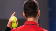Djokovic puede con todo y es el más longevo en octavos de Shanghái