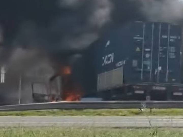 Cinco muertos tras brutal choque e incendio de dos camiones y tres autos en la Panamericana, a la altura de Campana