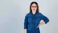 Qué significa pararse siempre con la mano en la cintura, según la psicología