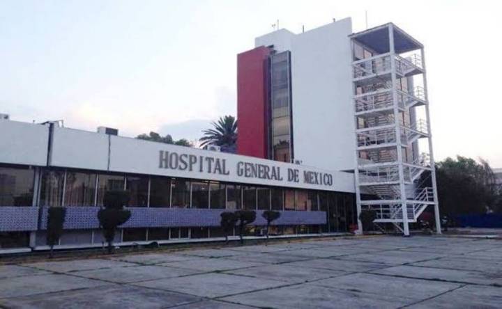 Comunidad LGBTIQ+ protesta frente al Hospital General por presunta negligencia médica; la SSC intervino para restablecer el orden