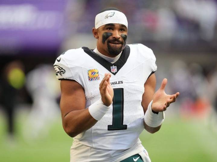 Hurts throws for 3 TDs as Eagles bounce back against Vikings