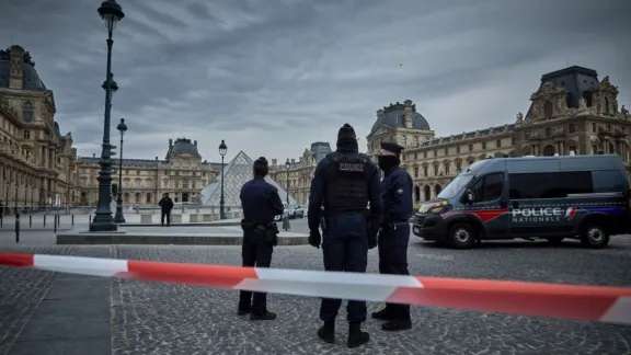 Robo de joyas de valor histórico sacude al Museo del Louvre en París