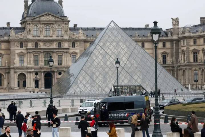 Arrestan a dos implicados en el robo millonario de joyas del Museo del Louvre