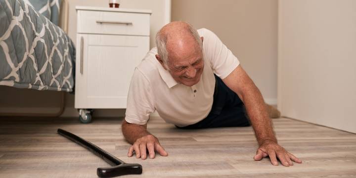 ¿Cómo prevenir caídas de adultos mayores en casa y qué hacer si ocurren?