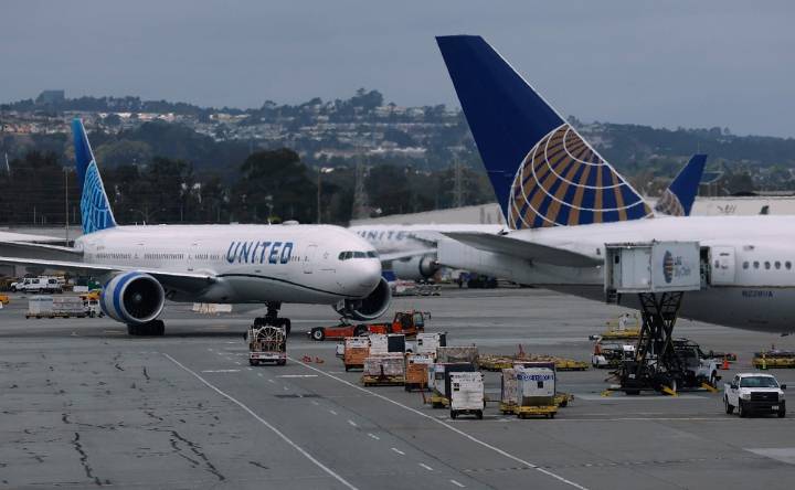 Aviones de United Airlines chocan en pista del aeropuerto de Chicago