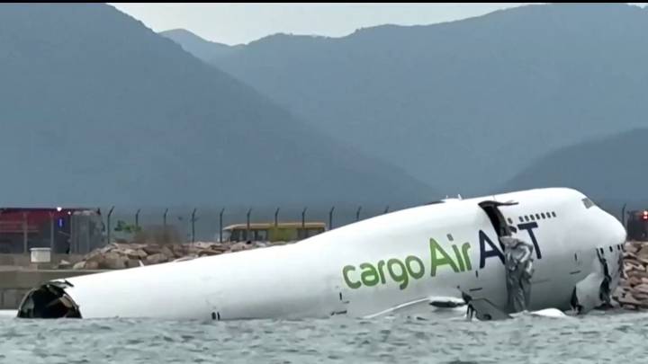 Dos muertos cuando avión de carga se sale de la pista en Hong Kong