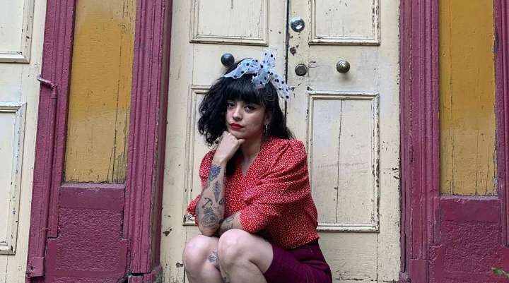 Mon Laferte causa revuelo en Valparaíso al grabar videoclip nocturno en plena avenida Altamirano