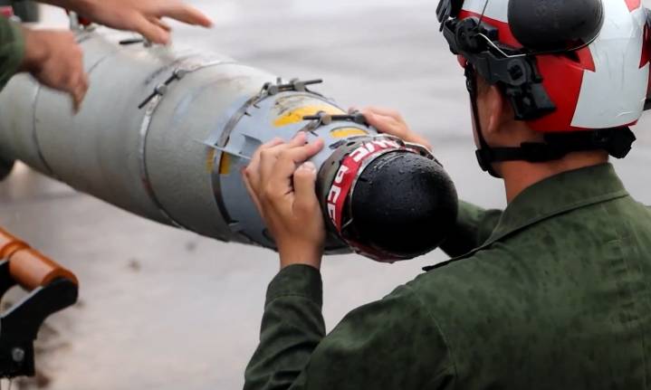Marines recargan misiles de F-35 para “entrenamiento en el Caribe”