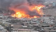 Incendio en Lima, Perú, deja cuatro heridos y cientos de viviendas calcinadas