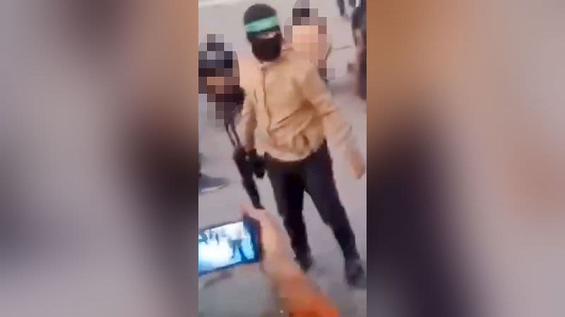 Video muestra a combatientes enmascarados ejecutando a hombres en Gaza mientras Hamas se enfrenta con grupos rivales