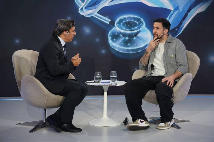 El artista que derriba mitos y dirige la revolución sensorial del teatro