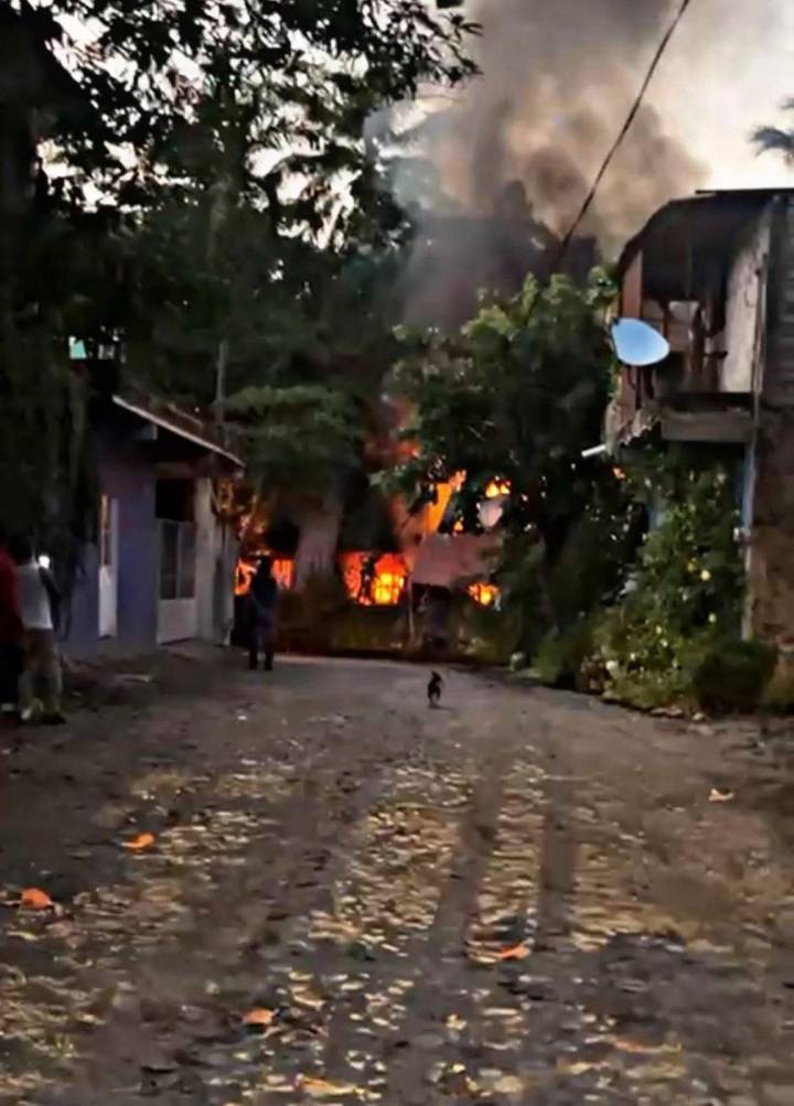 BOMBEROS ESTATALES COMBATEN INCENDIO DE CASA EN COMPOSTELA