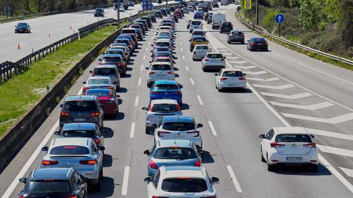 Corte en la Autopista de Navarra: la caída de un cable obliga a cerrar un tramo