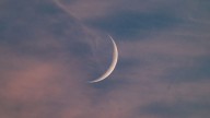 See a razor-thin crescent moon line up with Mars and Mercury at sunset on Oct. 23