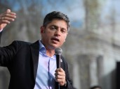 Kicillof, en modo campaña contra Milei: "Nos tiene hace dos años cruzando el desierto y le da anchoas a la gente"