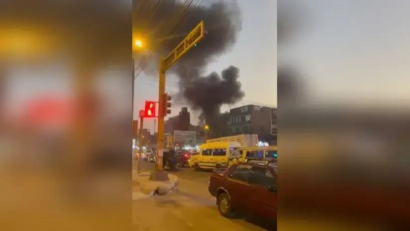 Comas: siete unidades de bomberos trabajan para controlar incendio en el mercado Unicachi [VIDEO]