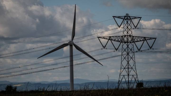 Tax energy firms' £4bn 'excess' profits to help poor pay bills, MPs urge Reeves