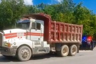 Patrulla de la SSC es impactada por camión tipo volquete en zona resguardada por invasión en Playa del CARMEN