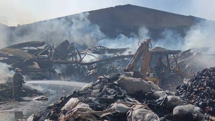 Avanza control del incendio en recicladora de Purísima del Rincón; autoridades evalúan sanciones ambientales