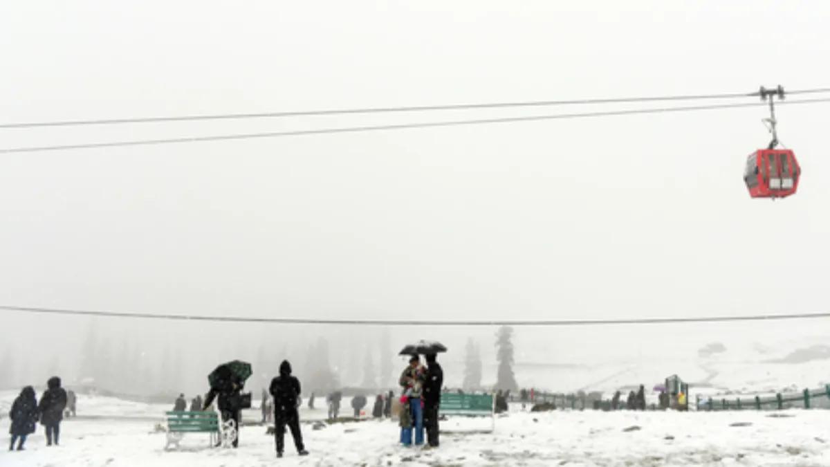 Snowfall, landslides close Srinagar