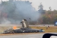 Avioneta se estrelló contra un vehículo en autopista de Massachusetts y dejó dos muertos (VIDEO)