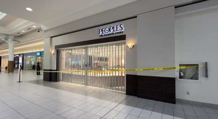 Police investigating jewellery store robbery at Pickering Town Centre