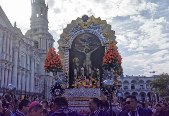 ¿Qué otras regiones de Perú celebran al Señor de los Milagros y con qué tradiciones?