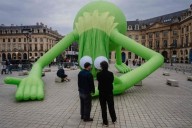 Tras robo en el Louvre, la rana René llega a Art Basel