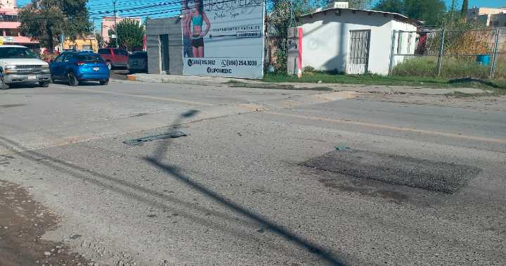 Cayeron 30 automóviles en socavones de Pedro Rosales de León; los reparan en tiempo récord