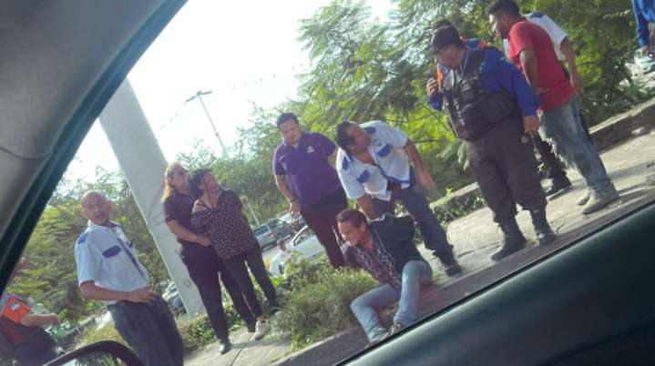 Detienen a pareja por robar botellas de alcohol en supermercado de Cuernavaca