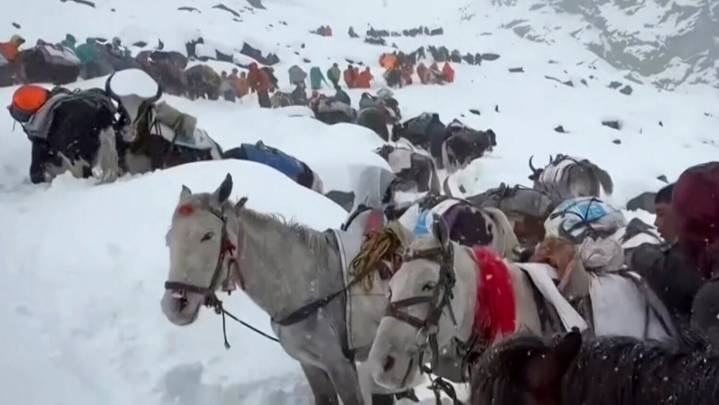 Snowstorms strand hikers in China and a South Korean climber dies in Nepal
