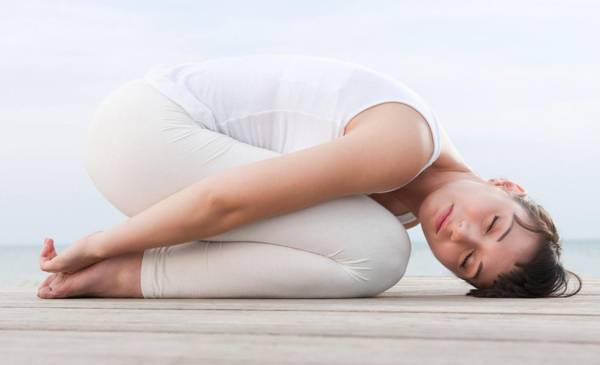 3 posturas de yoga que equivalen a 5 horas extra de sueño