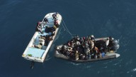 Guardacostas italianos rescatan a 93 migrantes en el Mediterráneo; dos estaban muertos