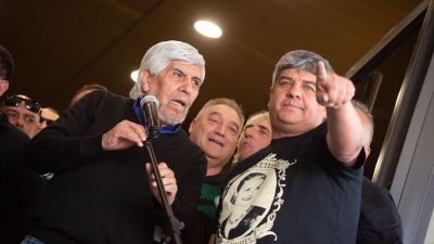 Tiembla el imperio de Camioneros: despidos, una denuncia judicial y la charla secreta entre Hugo Moyano y su hijo Pablo