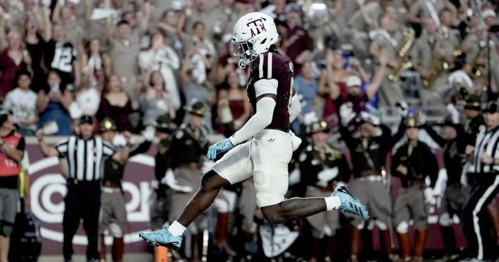 No. 4 Texas A&M's Le’Veon Moss sidelined with significant ankle injury