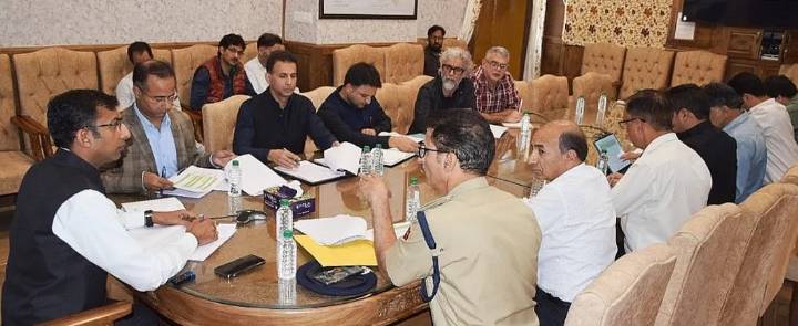 Div Com Kashmir directs removal of bottlenecks for smooth traffic regulation in Srinagar city