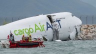 Avión de carga de Hong Kong se desvía de pista y se estrella contra el mar, hay 2 muertos