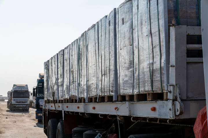 What happened after a truck carrying lab monkeys overturned in Mississippi