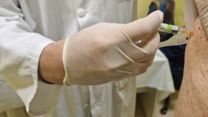 Jorge Alcalde, divulgador científico: "La vacuna contra la Covid-19 ayuda a combatir mejor un futuro cáncer, partes de nuestro sistema inmunitario se reactivan"